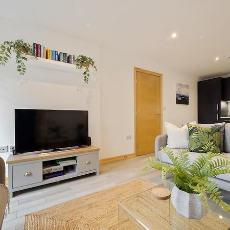 Large, Newly Renovated, Three Bedroom Town Centre Split Level Apartment With Free Parking, Sleeps Seven - Walking Distance To Beach Борнмут Екстер'єр фото