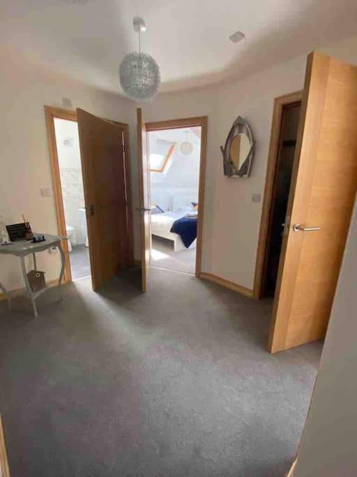 Large, Newly Renovated, Three Bedroom Town Centre Split Level Apartment With Free Parking, Sleeps Seven - Walking Distance To Beach Борнмут Екстер'єр фото