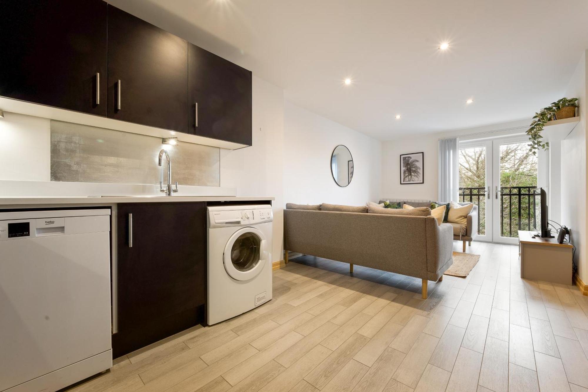 Large, Newly Renovated, Three Bedroom Town Centre Split Level Apartment With Free Parking, Sleeps Seven - Walking Distance To Beach Борнмут Екстер'єр фото