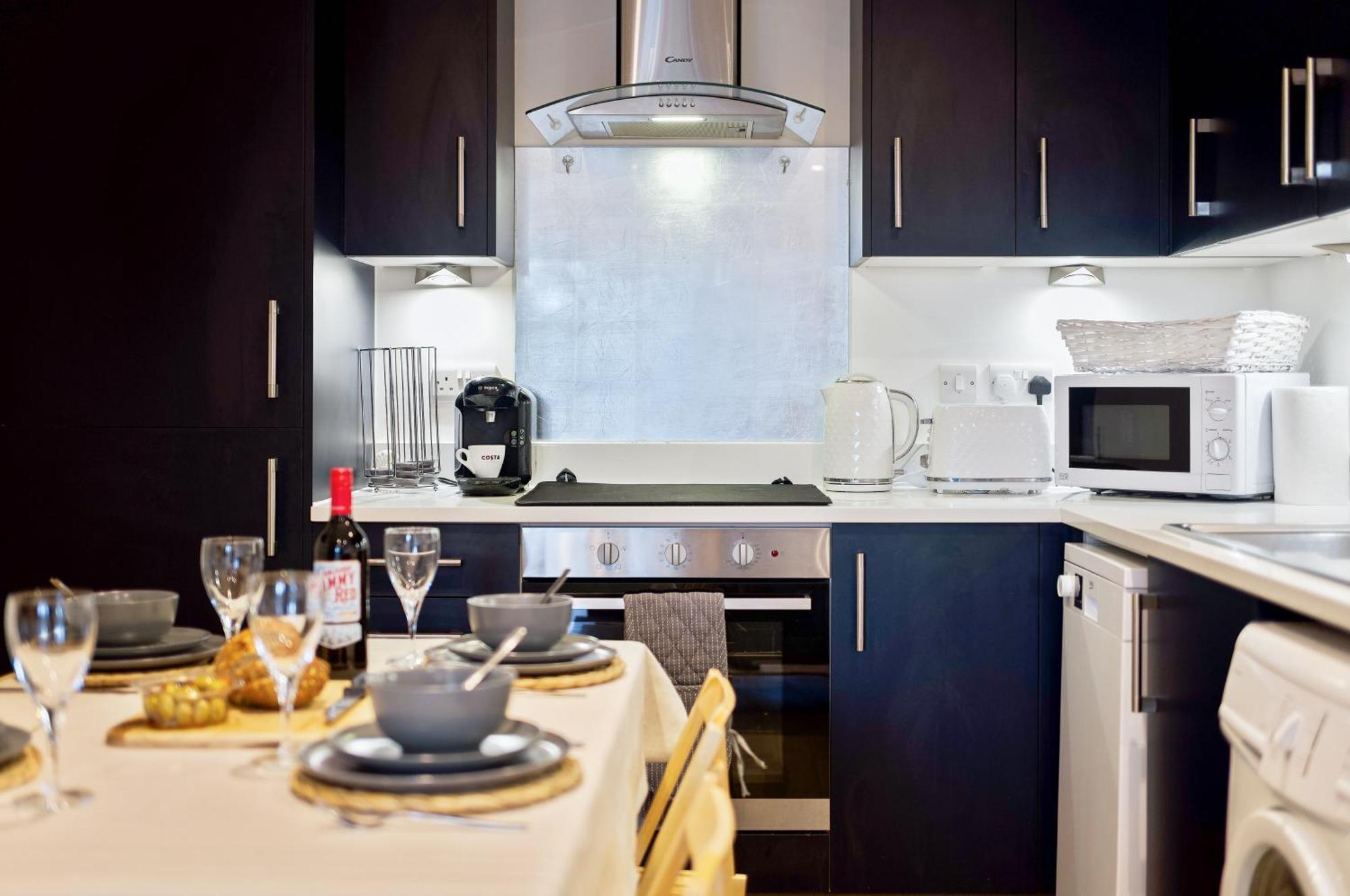 Large, Newly Renovated, Three Bedroom Town Centre Split Level Apartment With Free Parking, Sleeps Seven - Walking Distance To Beach Борнмут Екстер'єр фото