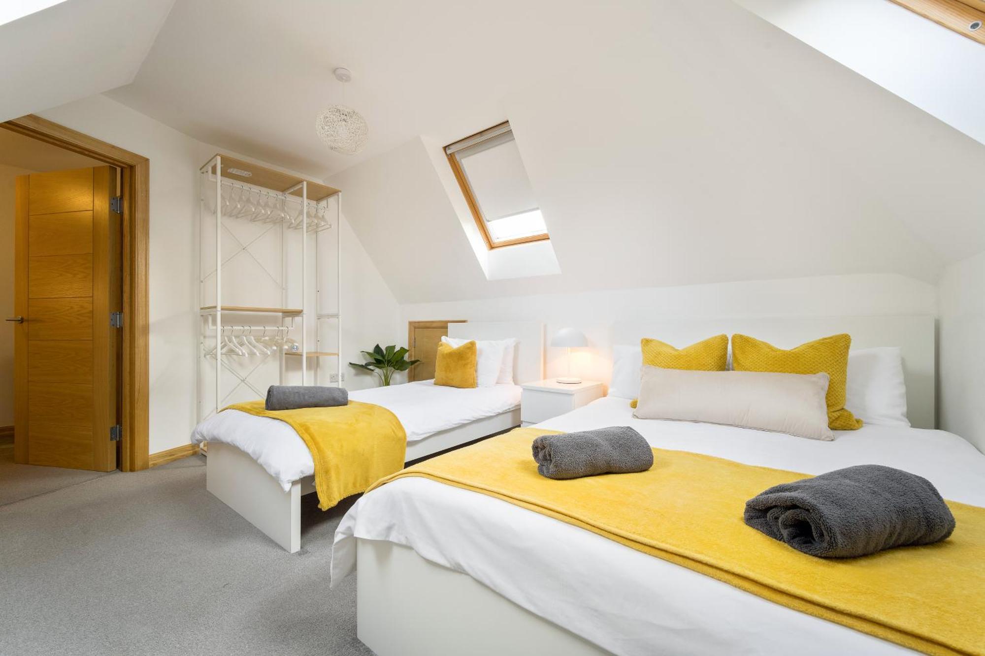 Large, Newly Renovated, Three Bedroom Town Centre Split Level Apartment With Free Parking, Sleeps Seven - Walking Distance To Beach Борнмут Екстер'єр фото
