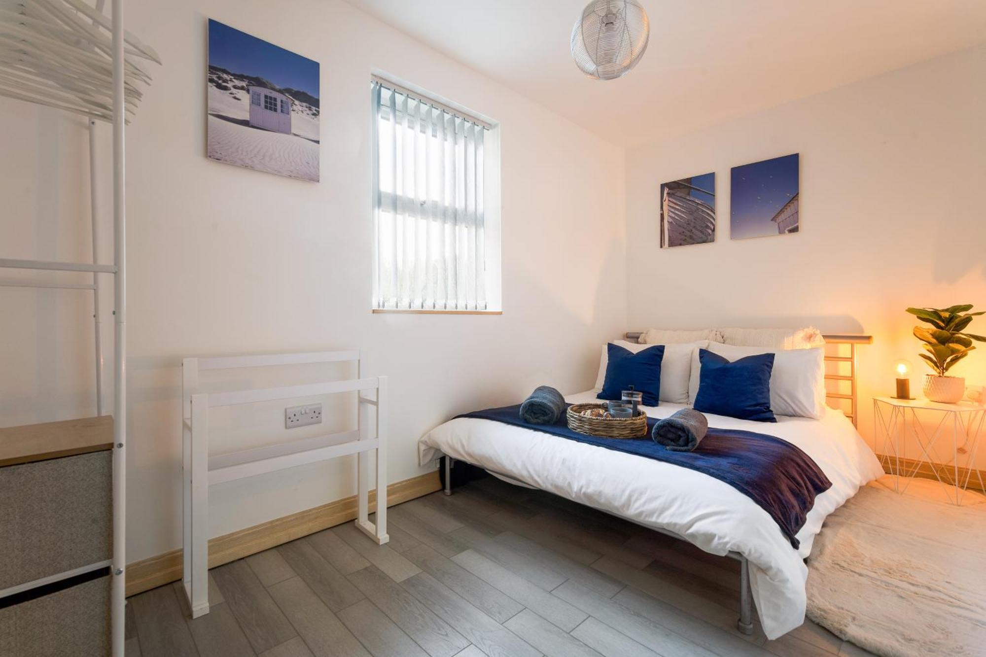 Large, Newly Renovated, Three Bedroom Town Centre Split Level Apartment With Free Parking, Sleeps Seven - Walking Distance To Beach Борнмут Екстер'єр фото