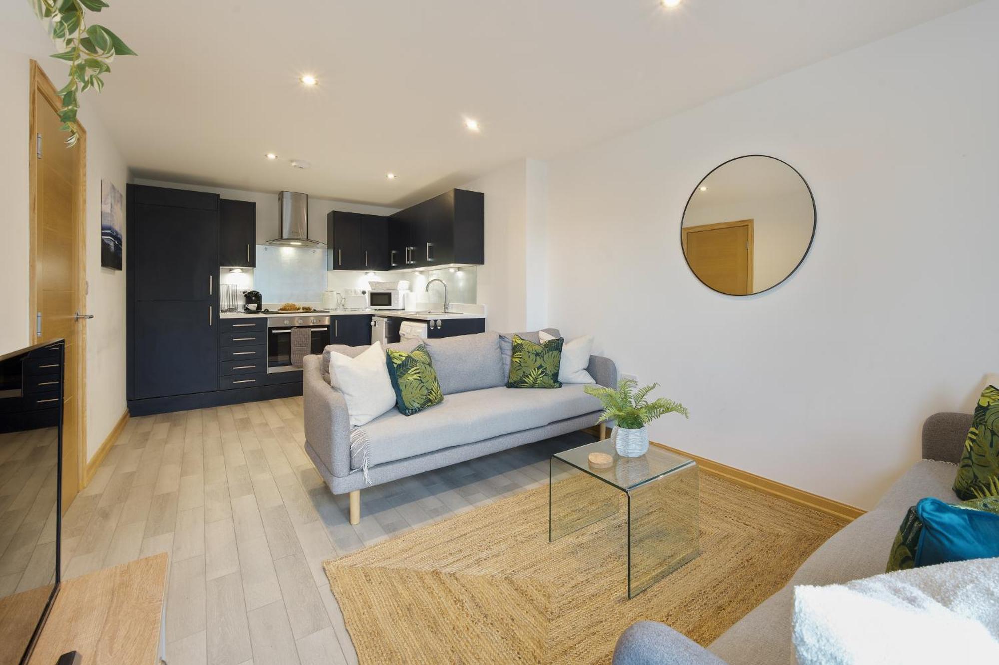 Large, Newly Renovated, Three Bedroom Town Centre Split Level Apartment With Free Parking, Sleeps Seven - Walking Distance To Beach Борнмут Екстер'єр фото