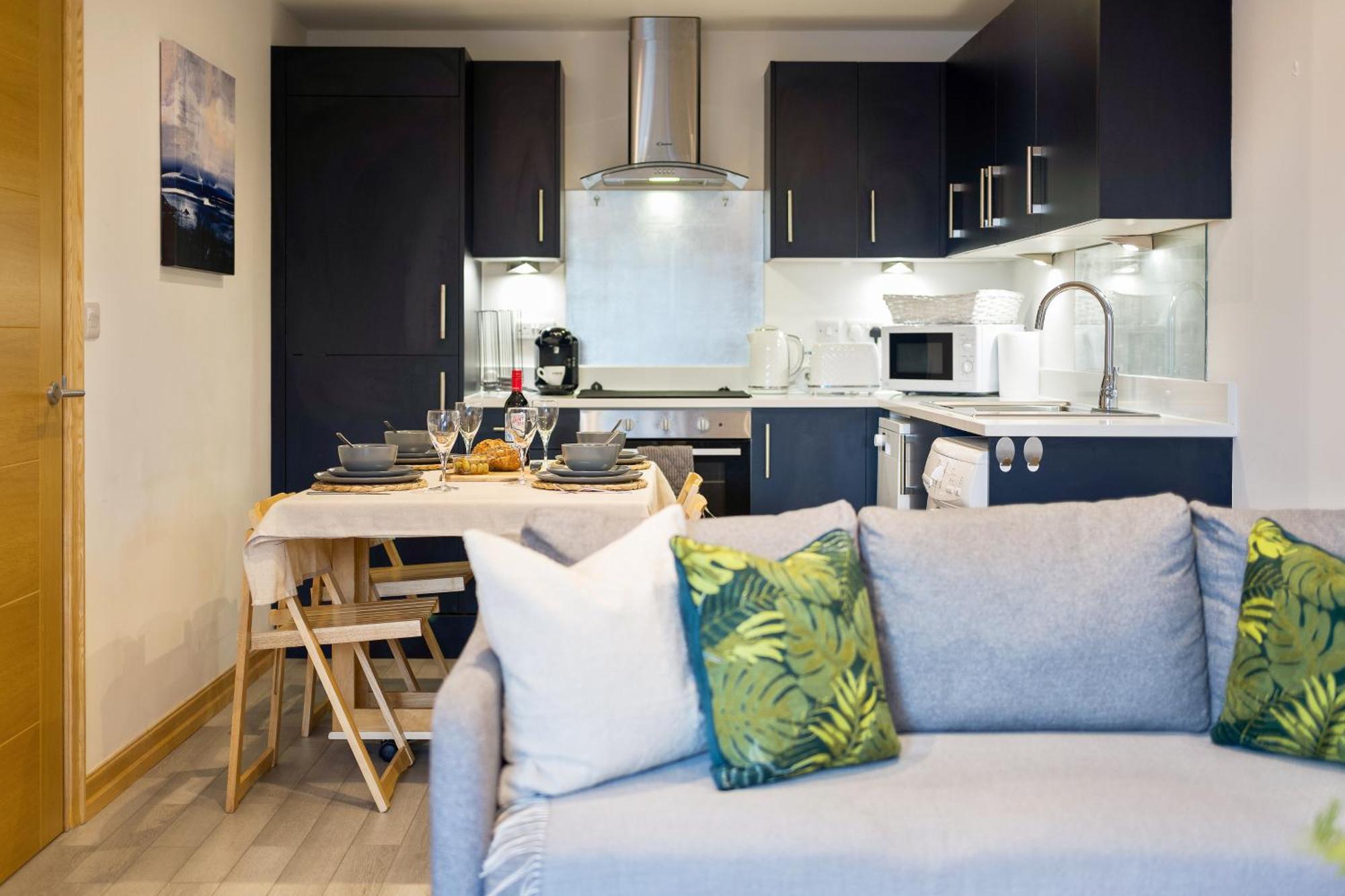 Large, Newly Renovated, Three Bedroom Town Centre Split Level Apartment With Free Parking, Sleeps Seven - Walking Distance To Beach Борнмут Екстер'єр фото