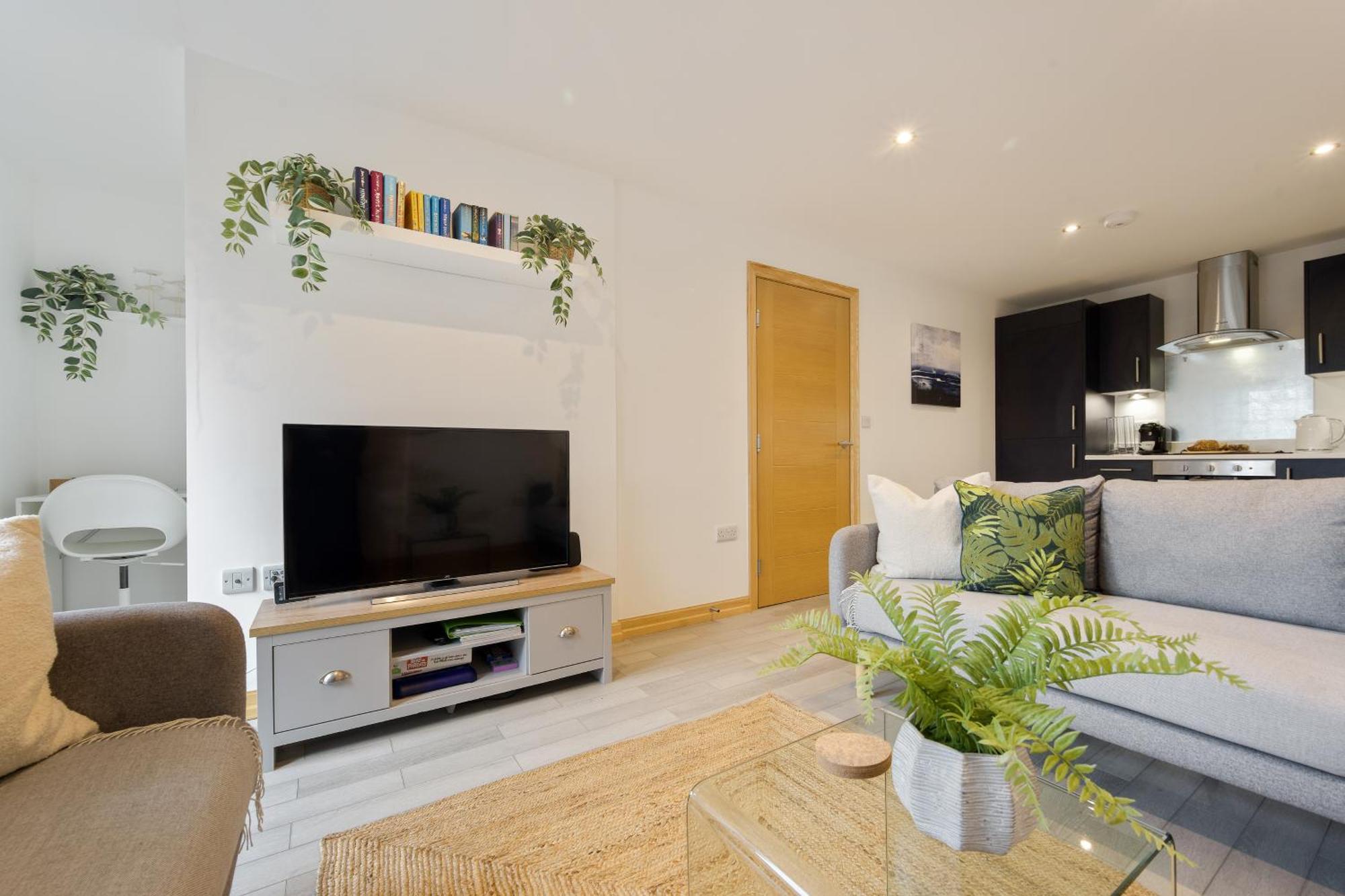 Large, Newly Renovated, Three Bedroom Town Centre Split Level Apartment With Free Parking, Sleeps Seven - Walking Distance To Beach Борнмут Екстер'єр фото