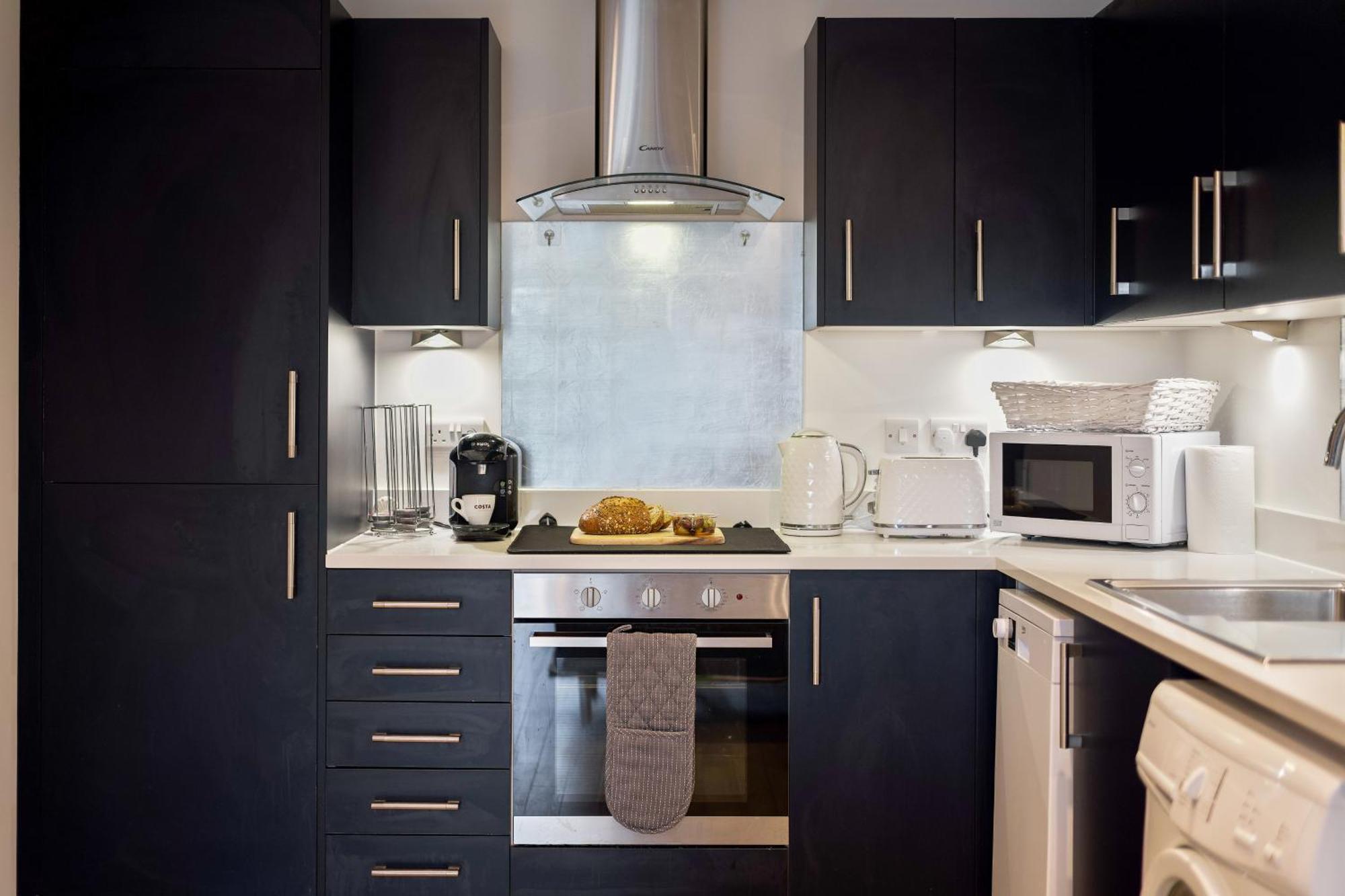 Large, Newly Renovated, Three Bedroom Town Centre Split Level Apartment With Free Parking, Sleeps Seven - Walking Distance To Beach Борнмут Екстер'єр фото