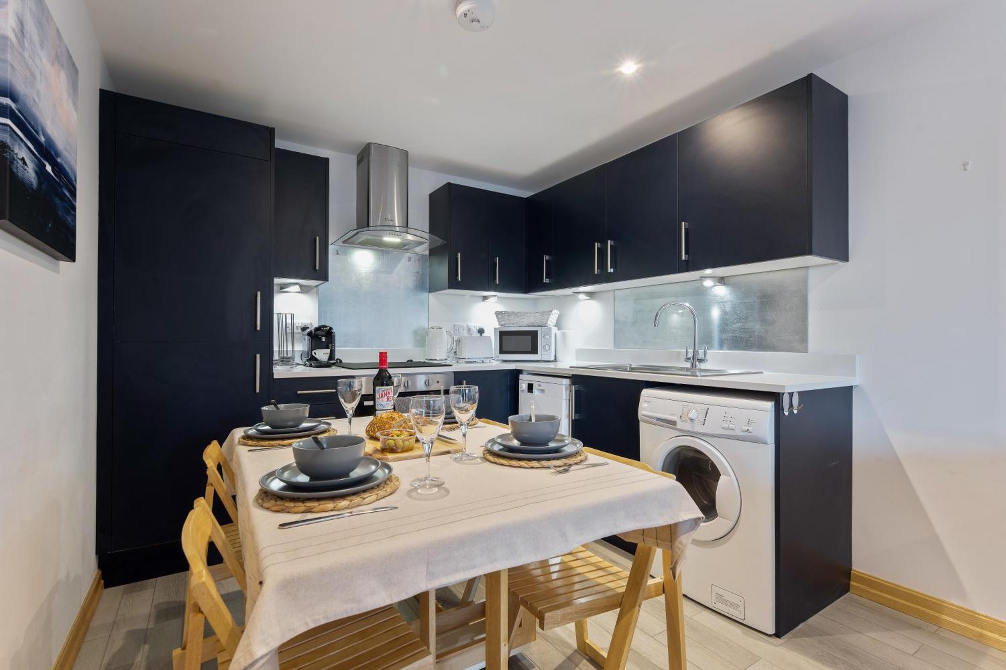 Large, Newly Renovated, Three Bedroom Town Centre Split Level Apartment With Free Parking, Sleeps Seven - Walking Distance To Beach Борнмут Екстер'єр фото