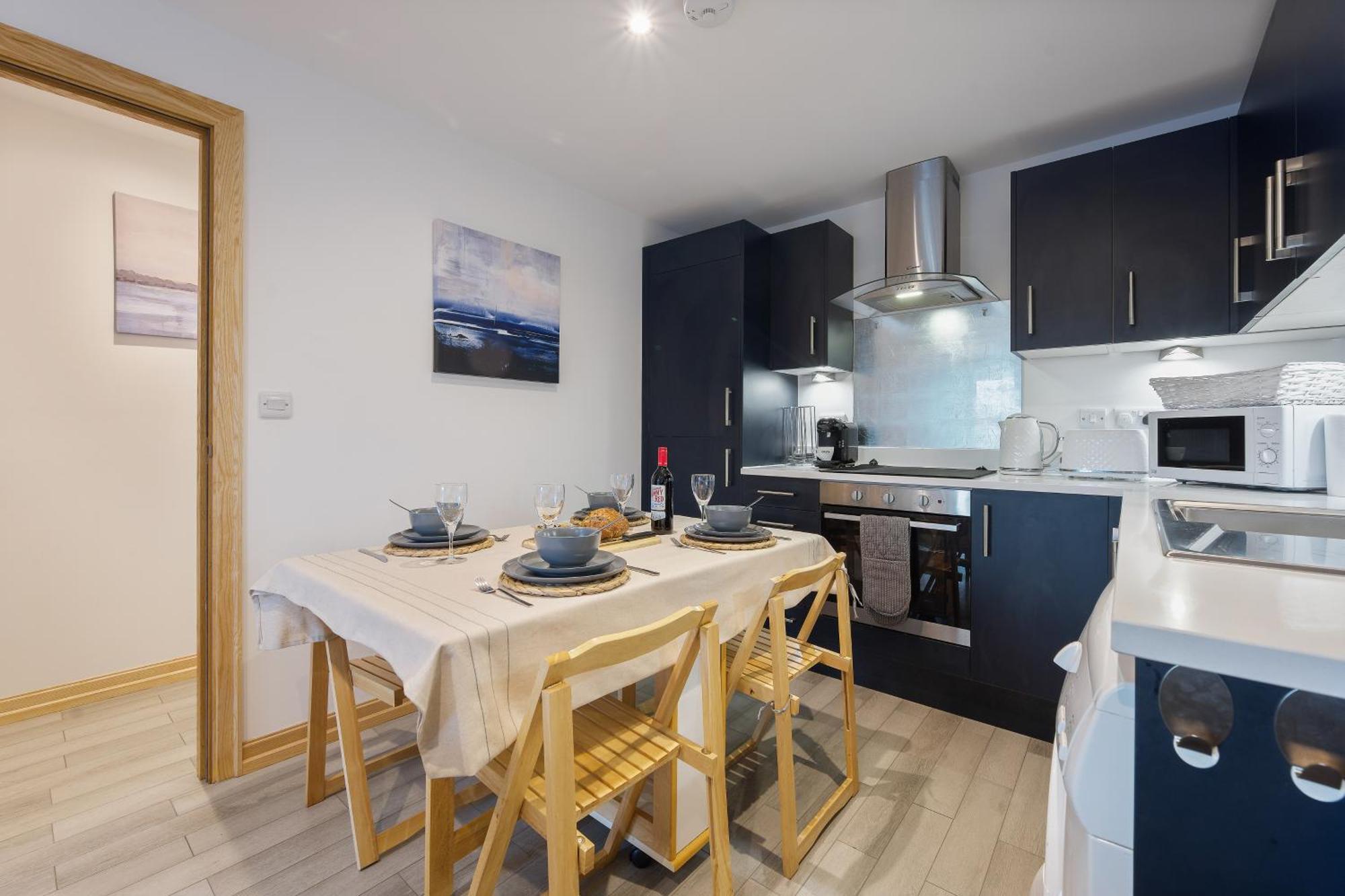 Large, Newly Renovated, Three Bedroom Town Centre Split Level Apartment With Free Parking, Sleeps Seven - Walking Distance To Beach Борнмут Екстер'єр фото