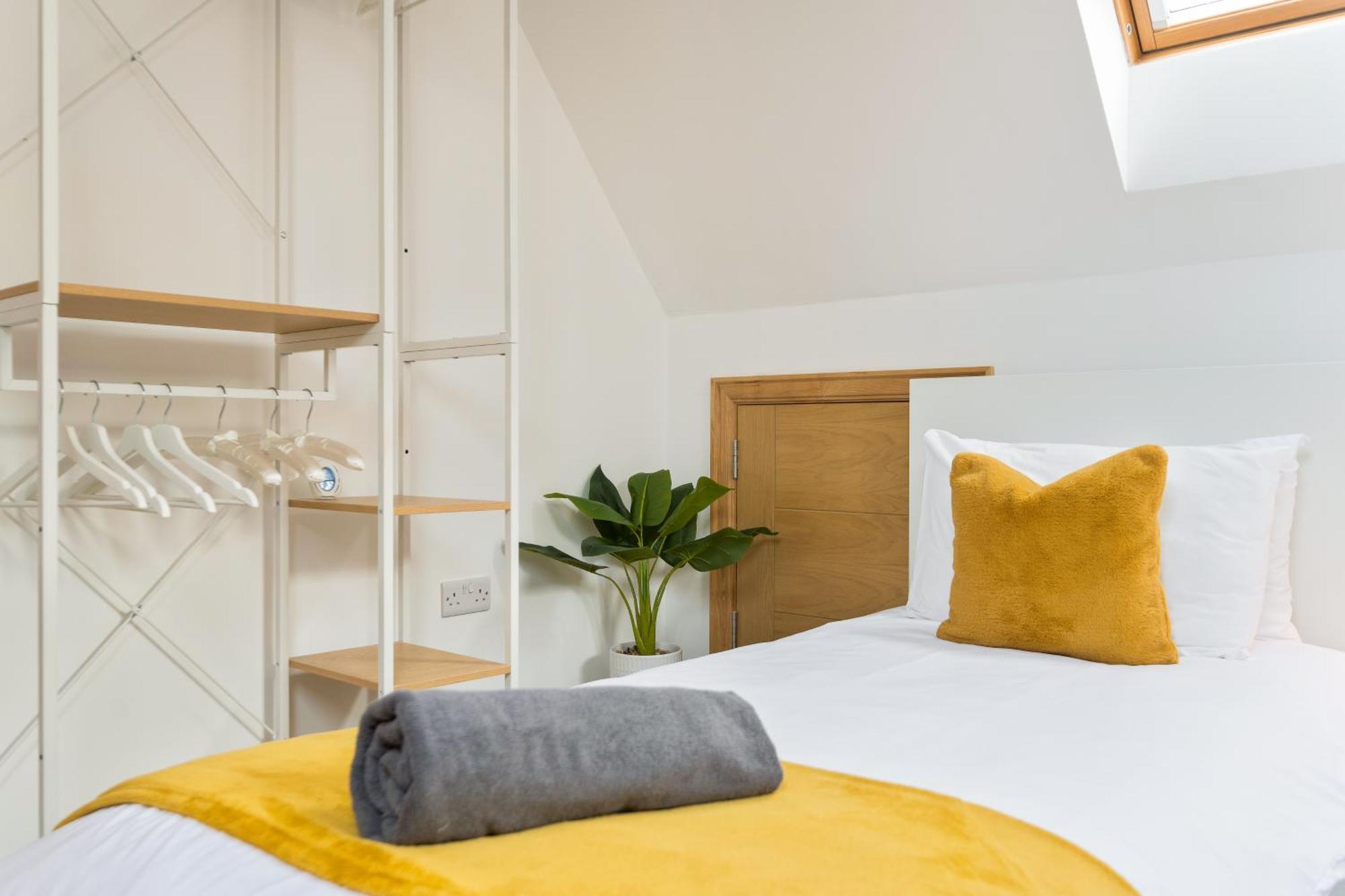 Large, Newly Renovated, Three Bedroom Town Centre Split Level Apartment With Free Parking, Sleeps Seven - Walking Distance To Beach Борнмут Екстер'єр фото