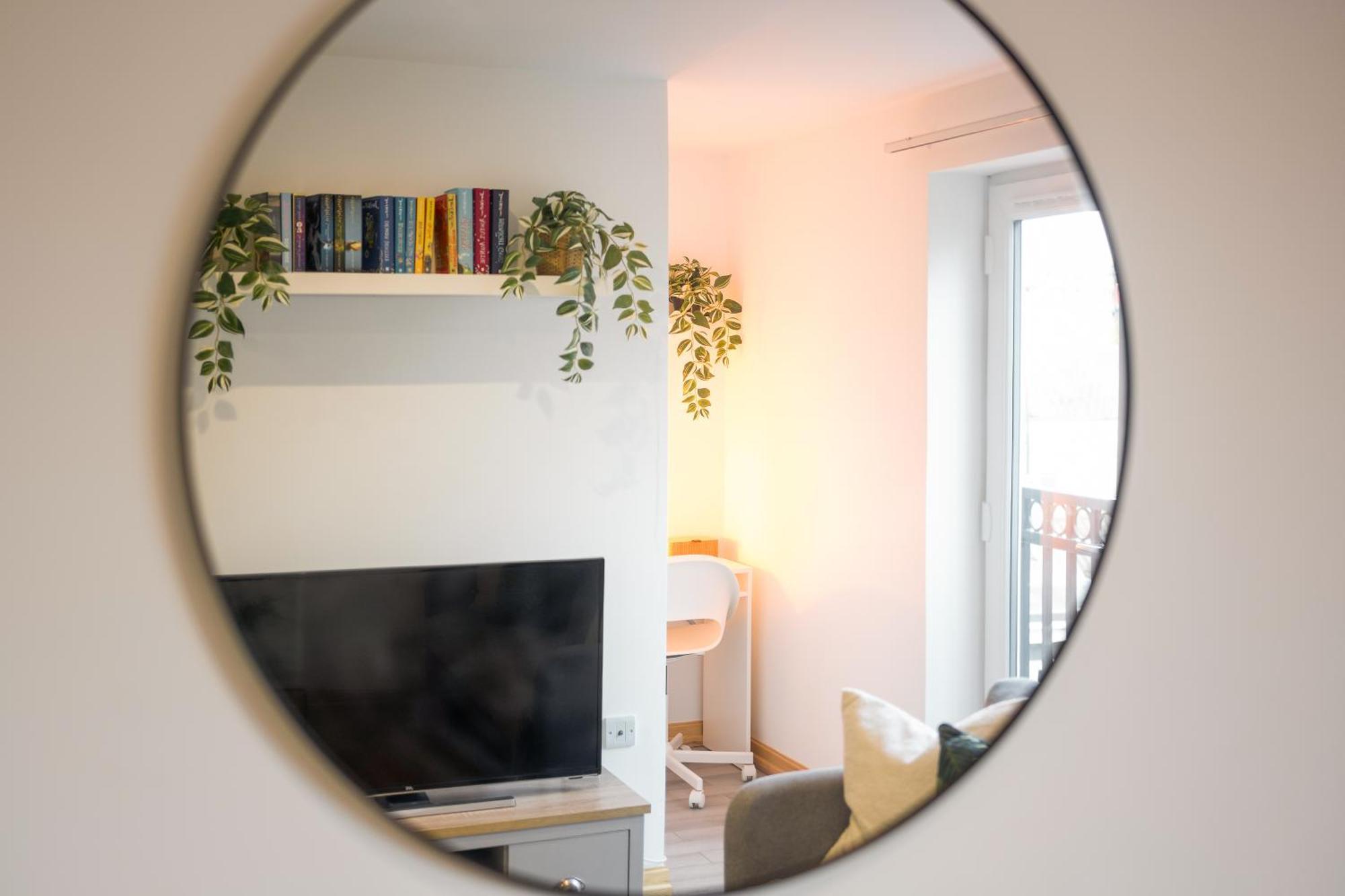 Large, Newly Renovated, Three Bedroom Town Centre Split Level Apartment With Free Parking, Sleeps Seven - Walking Distance To Beach Борнмут Екстер'єр фото